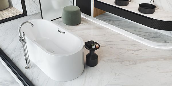 Eine freistehende Badewanne ohne Ecken.