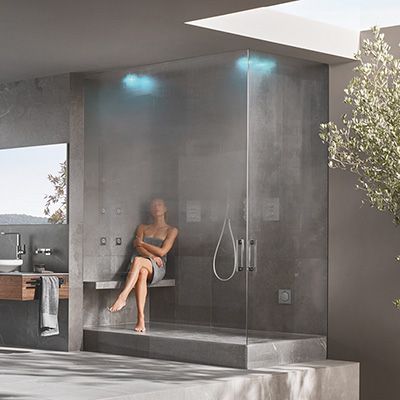 Ein großes Badezimmer, teils in rotbraun gefliest.