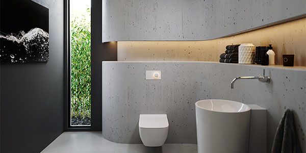 Ein Badezimmer mit einer Betonwand mit einem eingebuchteten Streifen in der Mitte, der durch Ambientelicht indirekt beleuchtet wird.