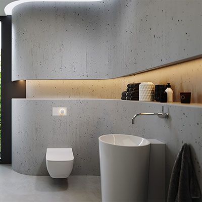 Ein Badezimmer mit einer Betonwand mit einem eingebuchteten Streifen in der Mitte, der durch Ambientelicht indirekt beleuchtet wird.