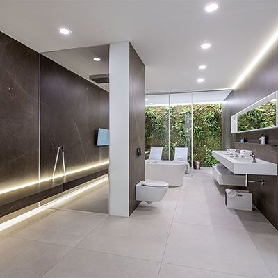 Ein modernes Badezimmer mit LED-Spots an der Decke.