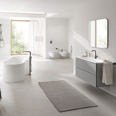 Ein modernes Badezimmer in Grautönen mit gefliestem Boden.