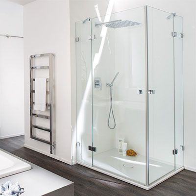 Eine mittelgroße Dusche mit Glastüren und Regenduschkopf.