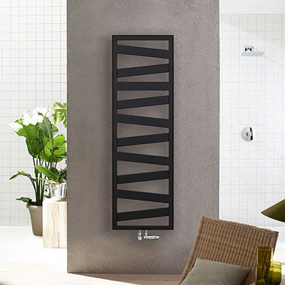 Ein schwarzer Designerheizkörper mit einer Art Zickzack-Muster an der Wand.