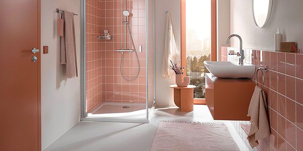 Ein großes Badezimmer, teils in rotbraun gefliest.