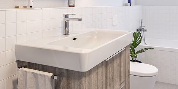 Ein Waschtisch mit Unterbauschrank mit Holzoptik.