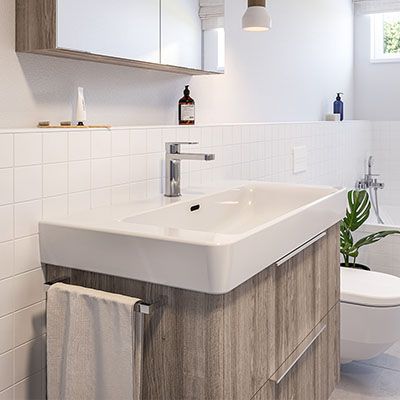 Ein Waschtisch mit Unterbauschrank mit Holzoptik.